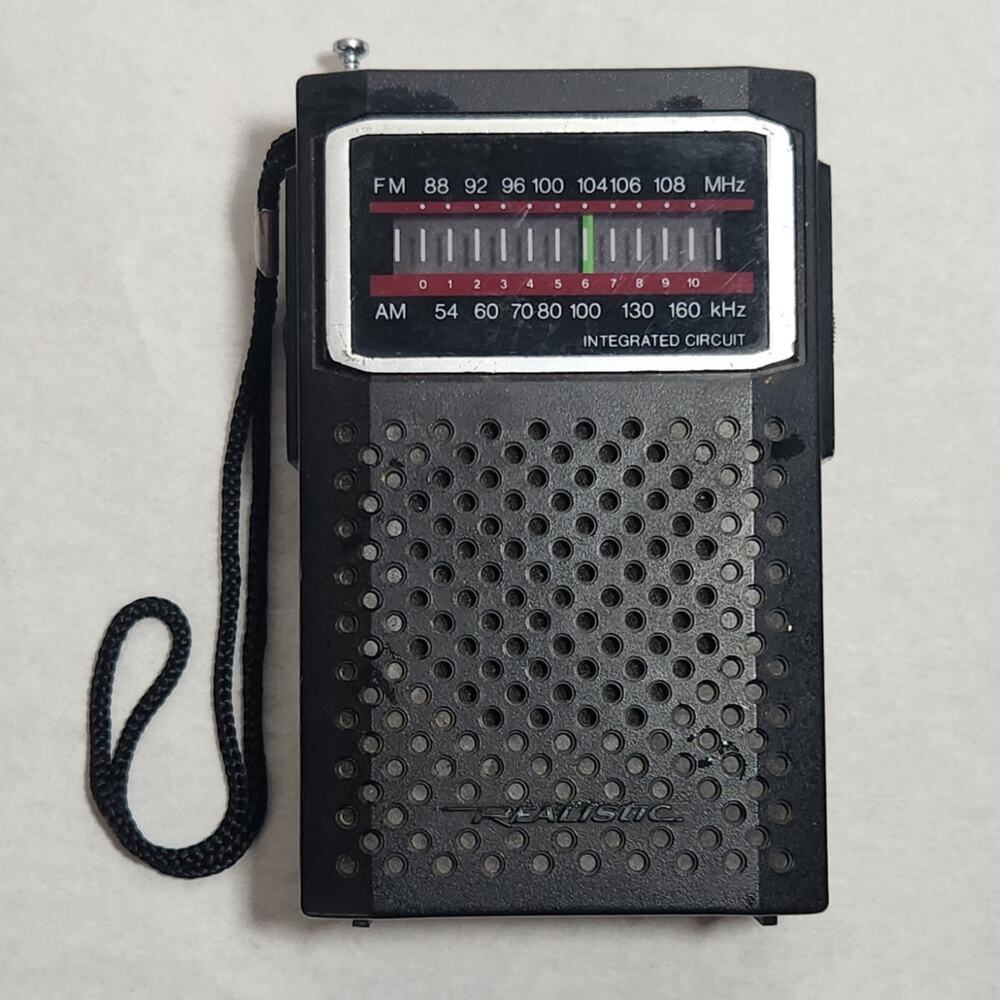 Radio Shack Realistic 12-634 Vintage Handheld AM/FM Radio Tested W/ New Battery